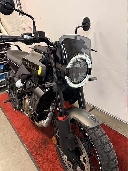 Husqvarna Svartpilen 125 3 of 7