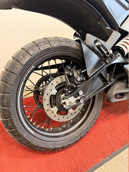 Husqvarna Svartpilen 125 6 of 7
