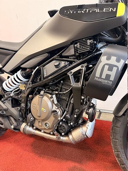 Husqvarna Svartpilen 125 2 of 7