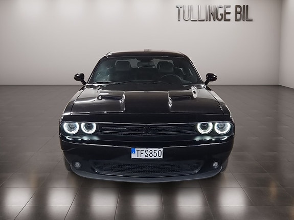 Dodge Challenger 8 of 18