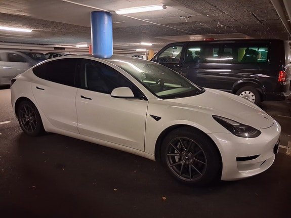 Tesla Model 3 2 of 7