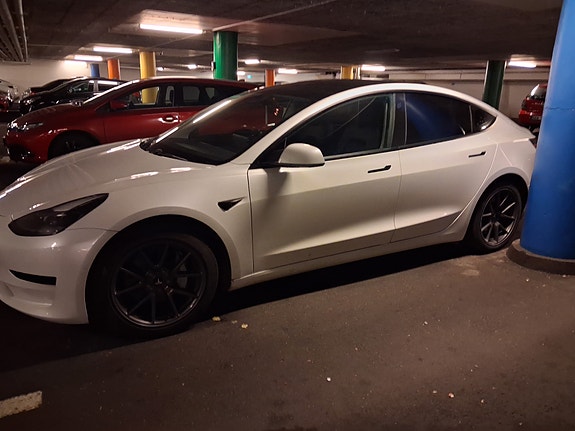 Tesla Model 3 5 of 7