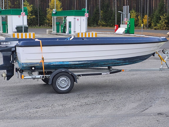 Styrpulpetbåt ca 4,5 m med Yamaha 30 hk och registrerad trailer 6 of 8