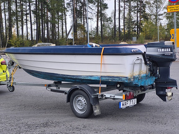 Styrpulpetbåt ca 4,5 m med Yamaha 30 hk och registrerad trailer 5 of 8