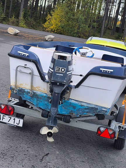 Styrpulpetbåt ca 4,5 m med Yamaha 30 hk och registrerad trailer 4 of 8