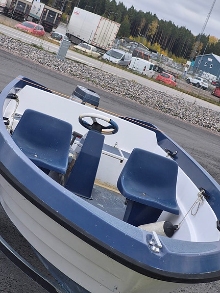 Styrpulpetbåt ca 4,5 m med Yamaha 30 hk och registrerad trailer 2 of 8