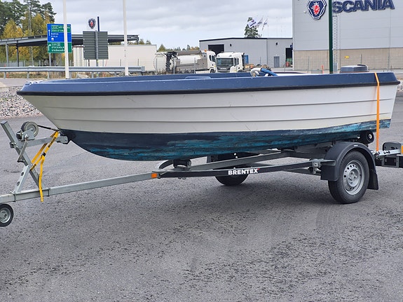Styrpulpetbåt ca 4,5 m med Yamaha 30 hk och registrerad trailer 7 of 8