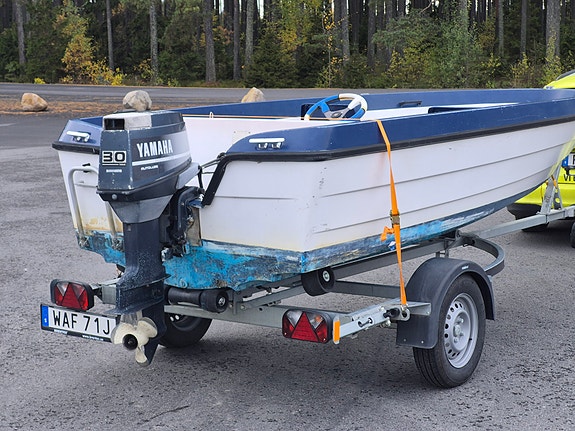 Styrpulpetbåt ca 4,5 m med Yamaha 30 hk och registrerad trailer 8 of 8