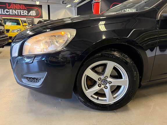 Volvo V60 2 of 26