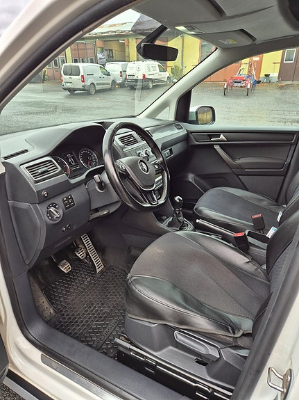 Volkswagen Caddy Alltrack 5 of 7