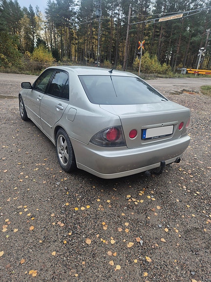 Lexus IS200 3 of 5