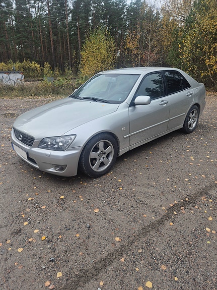 Lexus IS200 2 of 5