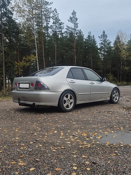Lexus IS200 4 of 5