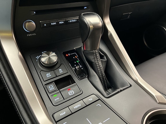 Lexus NX300h 24 of 30