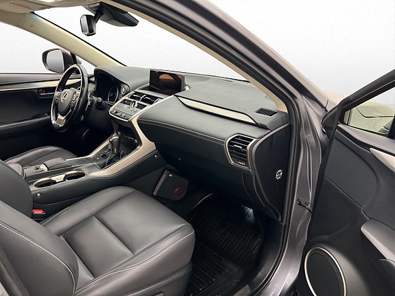 Lexus NX300h 26 of 30