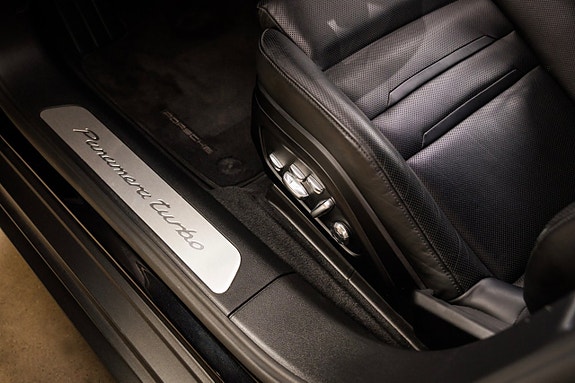 Porsche Panamera Turbo 12 of 30