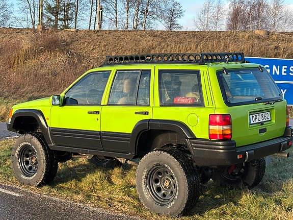 Jeep Grand Cherokee 2 of 4