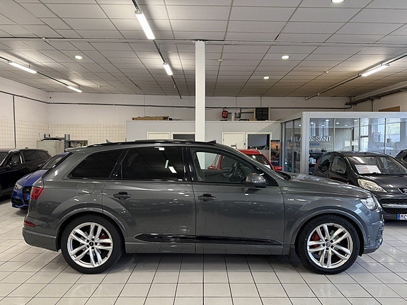 Audi Q7 2 of 25