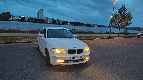 BMW 120i 2 of 9
