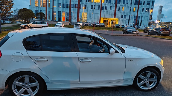 BMW 120i 4 of 9