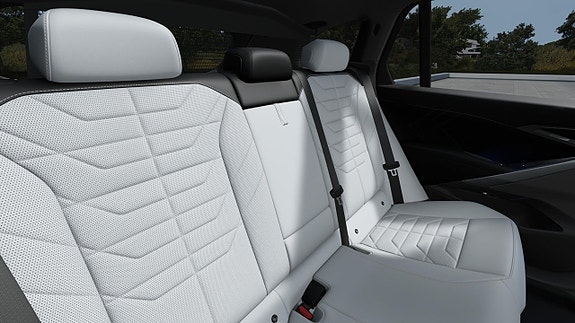 BMW iX5 11 of 13