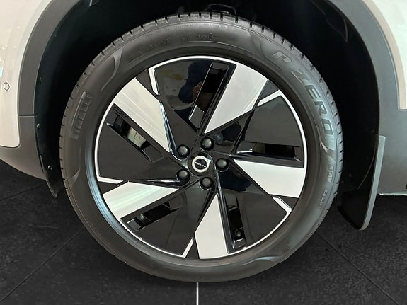 Volvo EX40 10 of 16