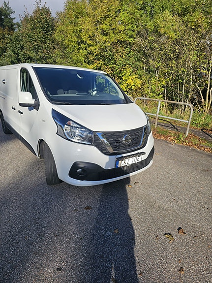 Nissan NV300 2 of 7