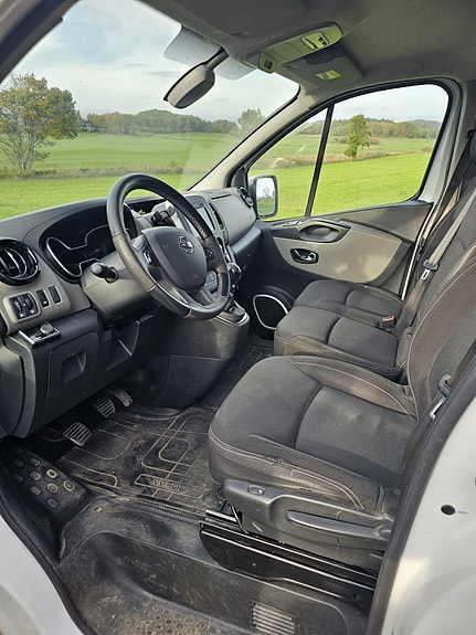 Nissan NV300 6 of 7