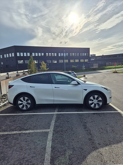 Tesla Model Y 2 of 2