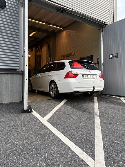 BMW 318i 2 of 4