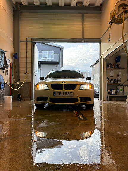 BMW 318i 3 of 4
