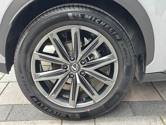 Lexus LBX 10 of 18