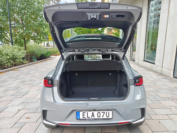 Lexus LBX 11 of 18