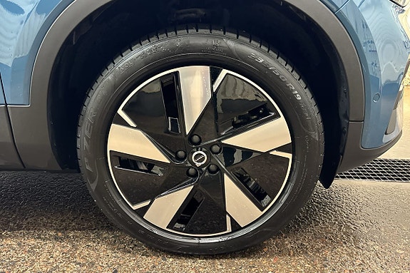 Volvo EX40 17 of 24