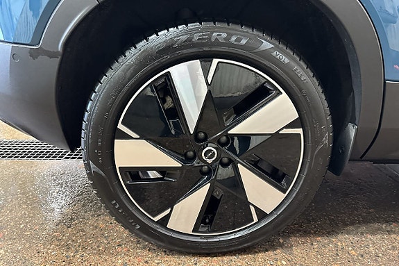 Volvo EX40 16 of 24