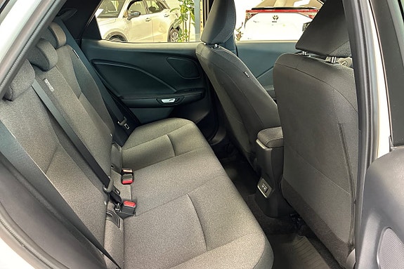 Lexus LBX 7 of 18