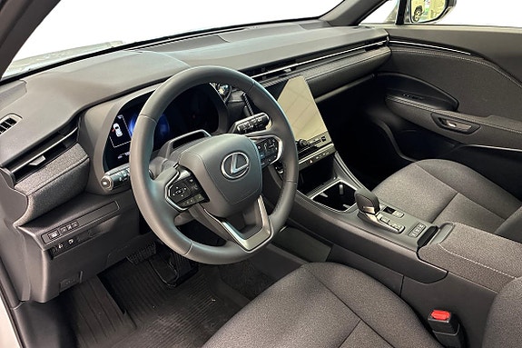 Lexus LBX 12 of 18