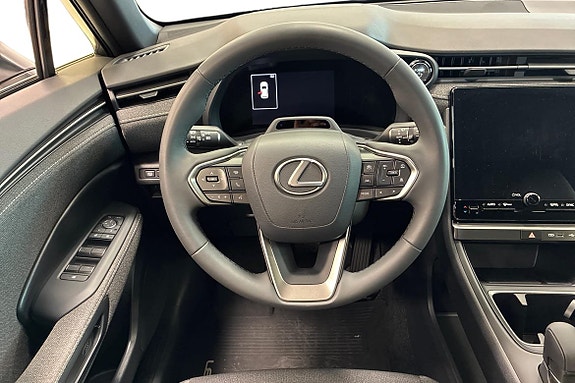 Lexus LBX 9 of 18