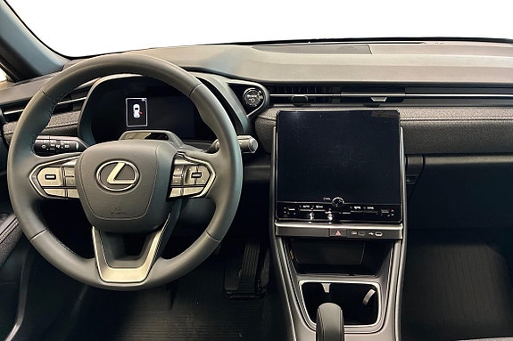 Lexus LBX 8 of 18