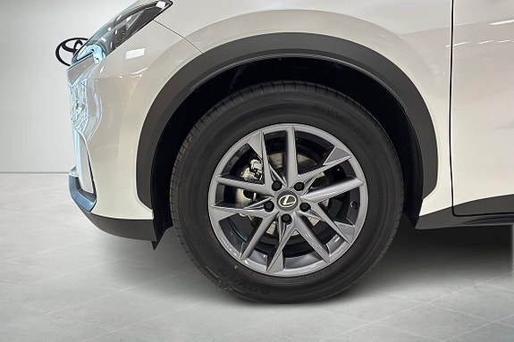 Lexus LBX 15 of 18
