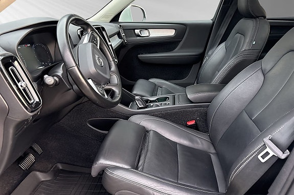 Volvo XC40 7 of 28
