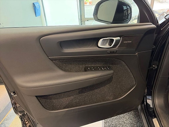Volvo EX40 11 of 25