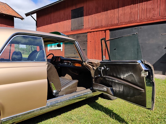 Mercedes-Benz 280 SE 4 of 8