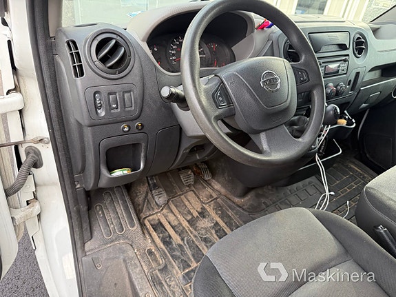 Nissan NV400 6 of 12