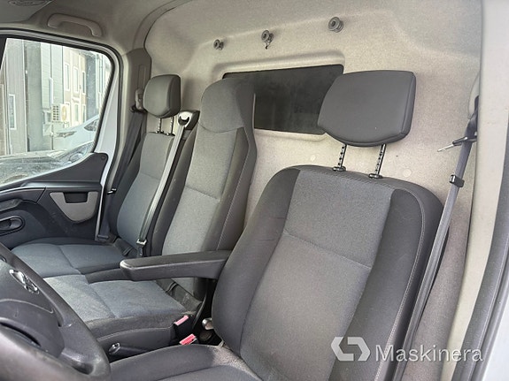 Nissan NV400 5 of 12