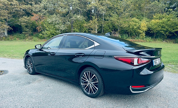 Lexus ES300h 2 of 7