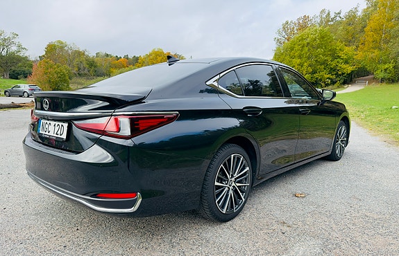 Lexus ES300h 3 of 7