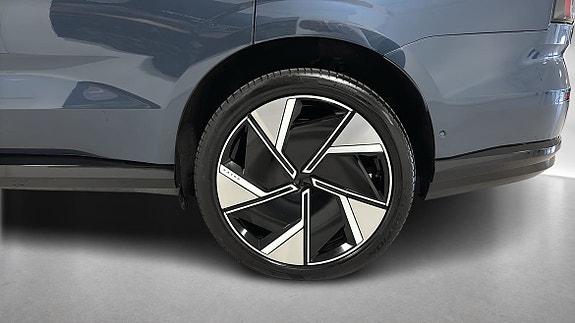 Volvo EX90 10 of 18