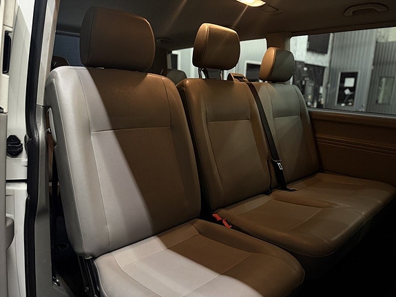 Volkswagen Caravelle 10 of 21
