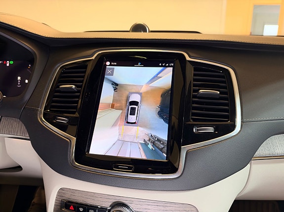 Volvo XC90 16 of 30